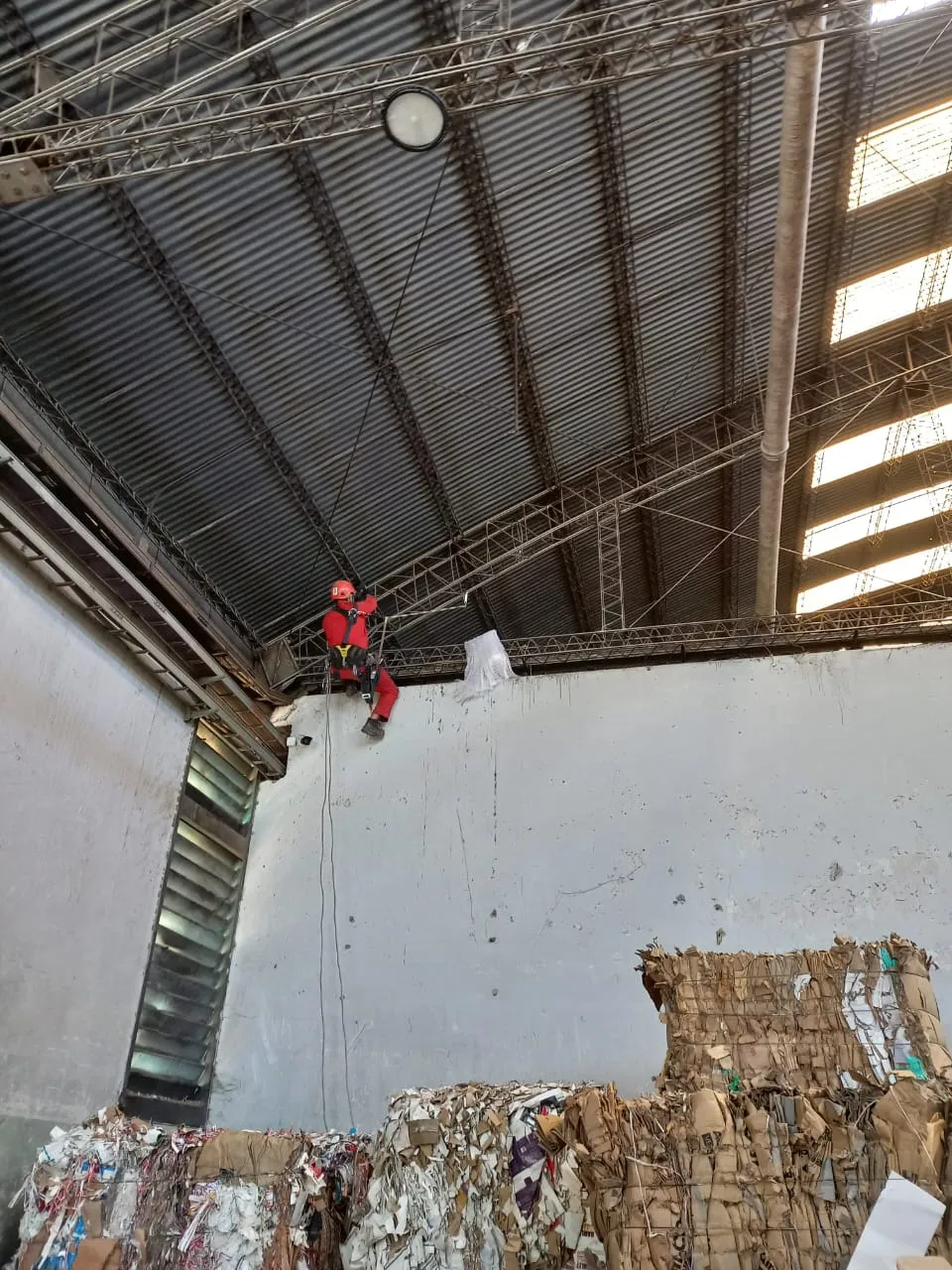 Instalación de red antipalomas bajo la cubierta de un galpón industrial con técnicas de trabajo vertical